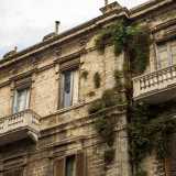 Ad �arricchire� il prospetto ci sono erbacce e piante di fico cresciute nel tempo tra le crepe dei muri...